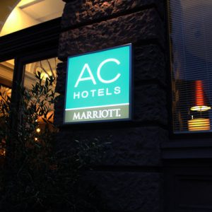 AC-Hotel_Eingangsschild_Nacht