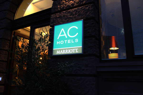AC-Hotel_Eingangsschild_Nacht