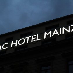 AC-Hotel_Einzelbuchstaben_Schraeg_Rechts_Nacht