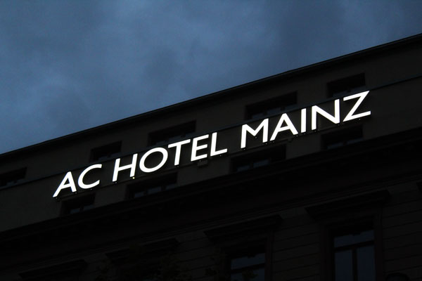 AC-Hotel_Einzelbuchstaben_Schraeg_Rechts_Nacht